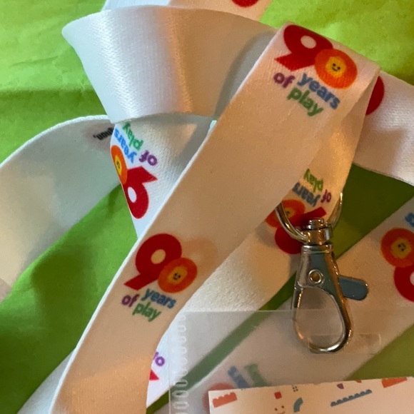 🔵🟡🟣 LEGO LE LANYARD WITH COLLECTABLE POPS 🟣🟡🔵 - Picture 9 of 16